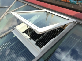 Окно WERSO с электрическим открыванием с настенной кнопкой 55x98