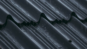 Как сэкономить на металлочерепице без ущерба для качества: разбор главных ошибок и рабочих советов